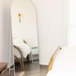 מראת גוף קשת - עומדת לבנה