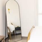 מראת גוף קשת - עומדת שחורה