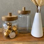 צנצנת זכוכית עם מכסה עץ פעמון