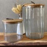 צנצנת זכוכית עם מכסה עץ