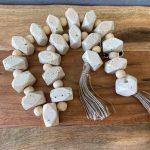 שרשרת טרוורטין עם חרוזי עץ