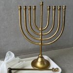 חנוכיית מתכת גבוהה בשילוב עם זהב