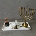 מארז חנוכיה מזהב עם מגש שיש