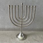 חנוכיה גבוהה ממתכת בשילוב עם כסף