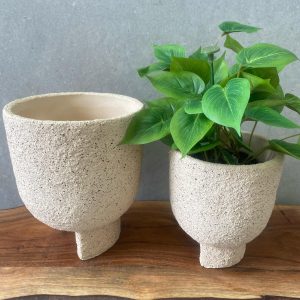 ⁦בית עציץ דמוי אבן עם רגל⁩ – תמונה ⁦2⁩