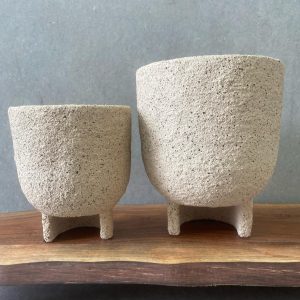 ⁦בית עציץ דמוי אבן עם רגל⁩ – תמונה ⁦3⁩