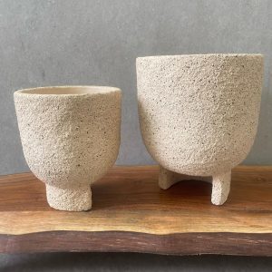 ⁦בית עציץ דמוי אבן עם רגל⁩ – תמונה ⁦4⁩