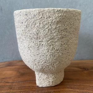 ⁦בית עציץ דמוי אבן עם רגל⁩ – תמונה ⁦5⁩