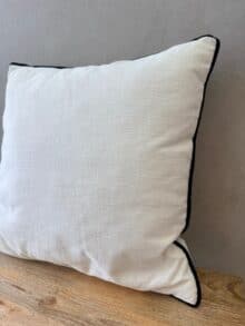 ⁦כרית לבנה מסגרת שחורה⁩ – תמונה ⁦2⁩