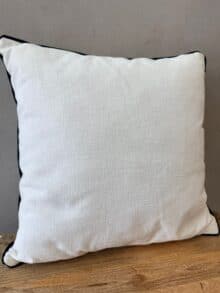 ⁦כרית לבנה מסגרת שחורה⁩ – תמונה ⁦3⁩