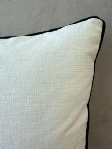 ⁦כרית לבנה מסגרת שחורה⁩ – תמונה ⁦4⁩