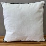 כרית לבנה מסגרת שחורה