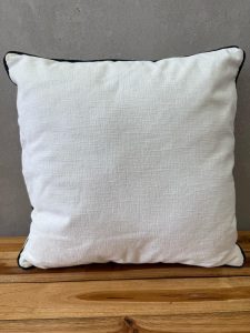 כרית לבנה מסגרת שחורה