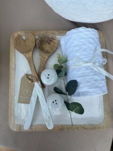 מארז צלחת עץ, מגבת מטבח, זוג כפות וסט מלח פלפל