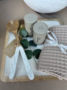 ⁦מארז צלחת עץ, מגבת מטבח, זוג כפות וסט מלח פלפל⁩ – תמונה ⁦4⁩