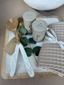 ⁦מארז צלחת עץ, מגבת מטבח, זוג כפות וסט מלח פלפל⁩ – תמונה ⁦3⁩