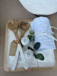 ⁦מארז צלחת עץ, מגבת מטבח, זוג כפות וסט מלח פלפל⁩ – תמונה ⁦2⁩