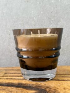 ⁦נר וינטג' בכלי זכוכית חום⁩ – תמונה ⁦2⁩