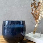 נר כדורי בכלי זכוכית כחול