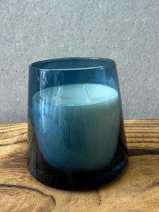 ⁦נר פרמידה בכלי זכוכית כחול⁩ – תמונה ⁦5⁩