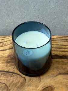 ⁦נר פרמידה בכלי זכוכית כחול⁩ – תמונה ⁦4⁩