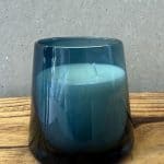 נר פרמידה בכלי זכוכית כחול