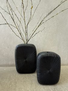 ⁦אגרטל עץ מחורץ שחור - 2 גדלים⁩ – תמונה ⁦2⁩