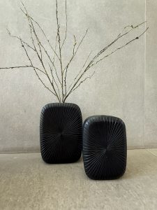 אגרטל עץ מחורץ שחור - 2 גדלים