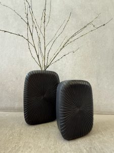 ⁦אגרטל עץ מחורץ שחור - 2 גדלים⁩ – תמונה ⁦4⁩