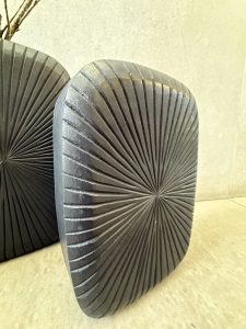 ⁦אגרטל עץ מחורץ שחור - 2 גדלים⁩ – תמונה ⁦5⁩