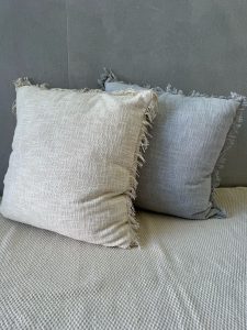 כרית אליס 60X60 - שמנת / אפור