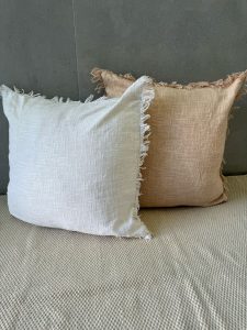 כרית אליס 60X60 - ורוד / לבן