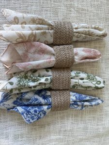 ⁦סט מפיות פרחוניות - ורוד / כחול / בז' / ירוק⁩ – תמונה ⁦15⁩