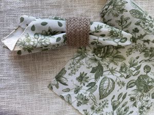 ⁦סט מפיות פרחוניות - ורוד / כחול / בז' / ירוק⁩ – תמונה ⁦9⁩