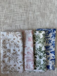 ⁦סט מפיות פרחוניות - ורוד / כחול / בז' / ירוק⁩ – תמונה ⁦17⁩