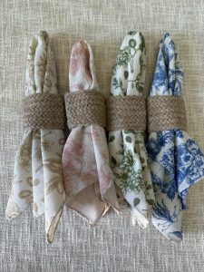 ⁦סט מפיות פרחוניות - ורוד / כחול / בז' / ירוק⁩ – תמונה ⁦13⁩