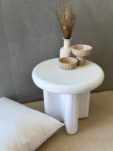 ⁦שולחן צד לבן עגול דמוי אבן⁩ – תמונה ⁦9⁩