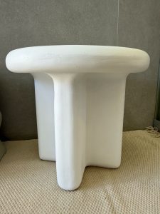 ⁦שולחן צד לבן עגול דמוי אבן⁩ – תמונה ⁦8⁩