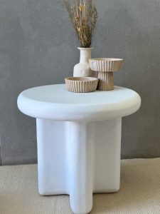 ⁦שולחן צד לבן עגול דמוי אבן⁩ – תמונה ⁦7⁩