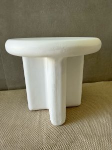 ⁦שולחן צד לבן עגול דמוי אבן⁩ – תמונה ⁦6⁩