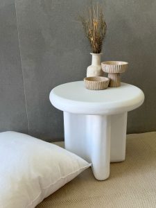 שולחן צד לבן עגול דמוי אבן