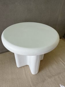 ⁦שולחן צד לבן עגול דמוי אבן⁩ – תמונה ⁦4⁩