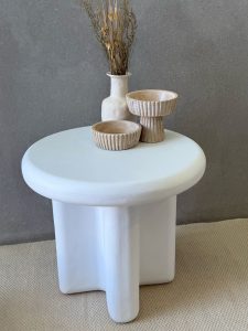 ⁦שולחן צד לבן עגול דמוי אבן⁩ – תמונה ⁦3⁩