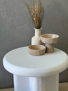 ⁦שולחן צד לבן עגול דמוי אבן⁩ – תמונה ⁦2⁩