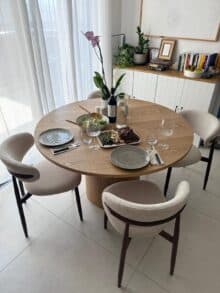 שולחן אוכל עגול מעץ