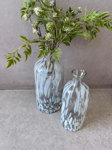 ⁦בקבוק זכוכית מנומר לבן⁩ – תמונה ⁦2⁩