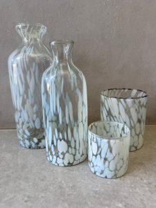 ⁦בקבוק זכוכית מנומר לבן⁩ – תמונה ⁦5⁩