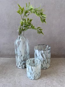 ⁦בקבוק זכוכית מנומר לבן⁩ – תמונה ⁦4⁩