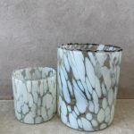 כלי זכוכית מנומר לבן