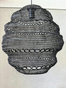 מנורת רשת שחורה עגולה